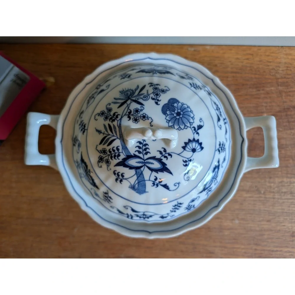 Blue Danube Vintage Round Covered Vegetable Bowl Blue Onion Japan Porcelain